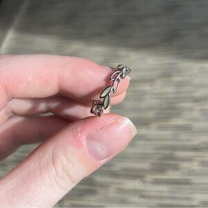 Elegant Silver Leaf Ring